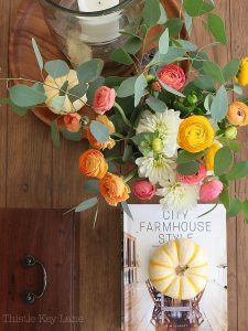 Easy Fall Decor With Flowers And Pumpkins - Thistle Key Lane