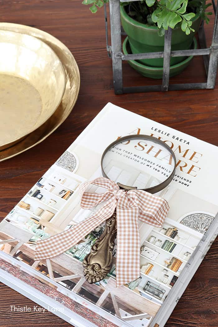 Gingham ribbon around a magnifying glass.