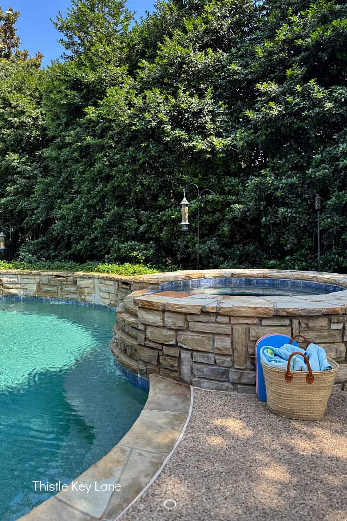 Pool spa in sandstone. 