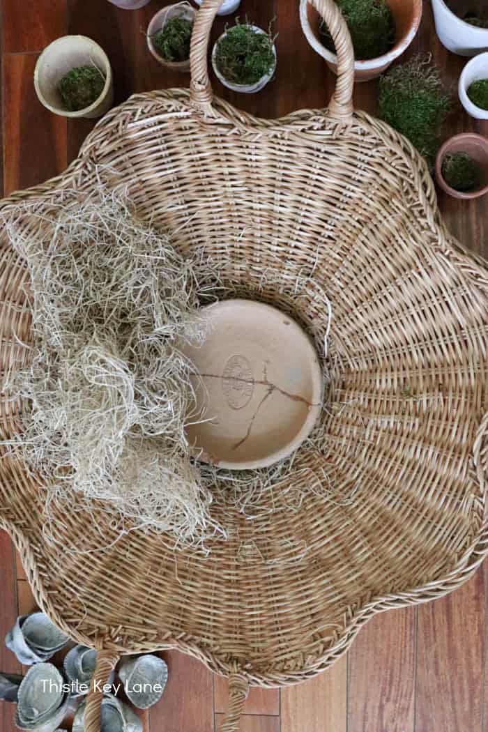 Basket with saucer in the base.